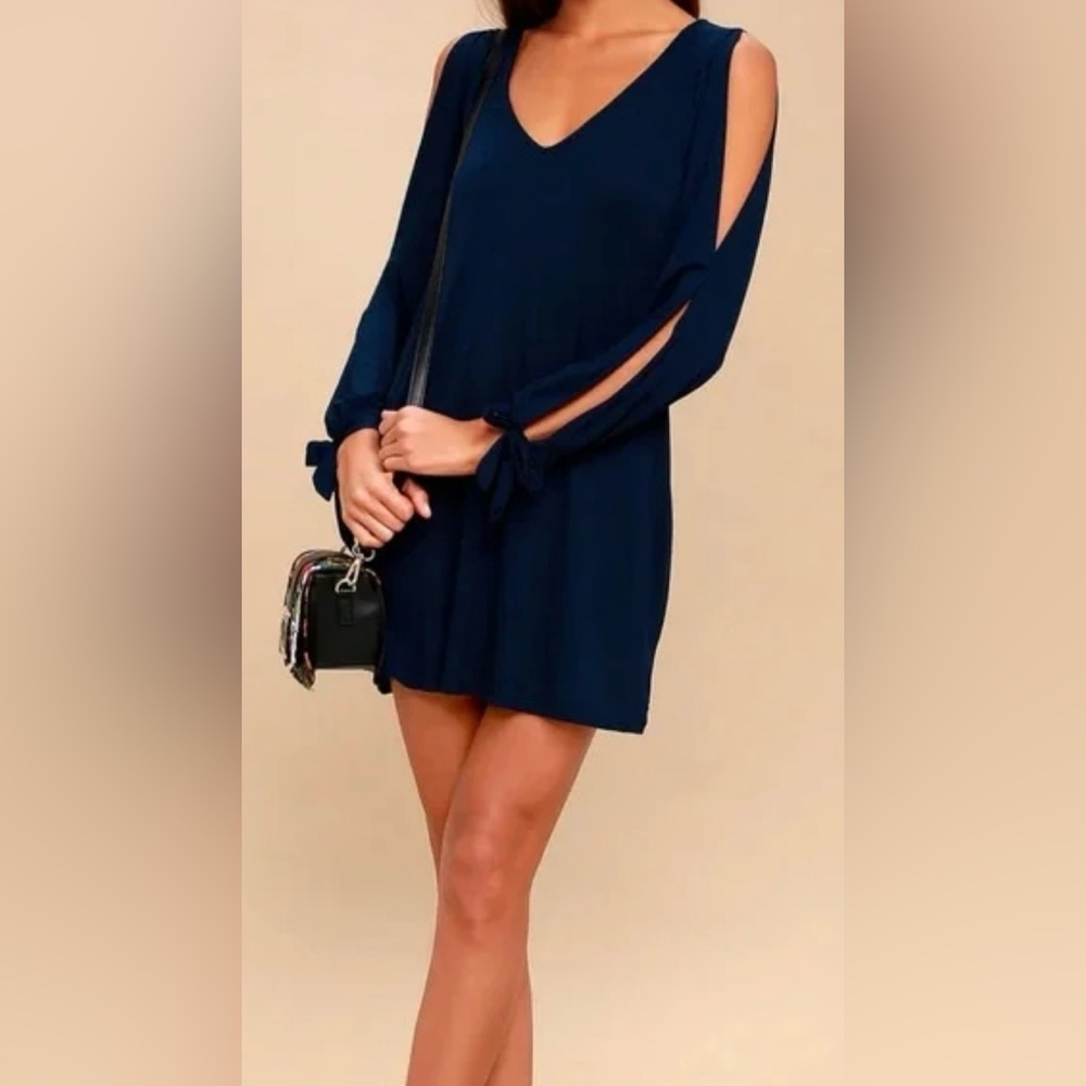 Lulus Open Sleeve with ties at wrist. V-neck Midi dress. Purple/blue size L
